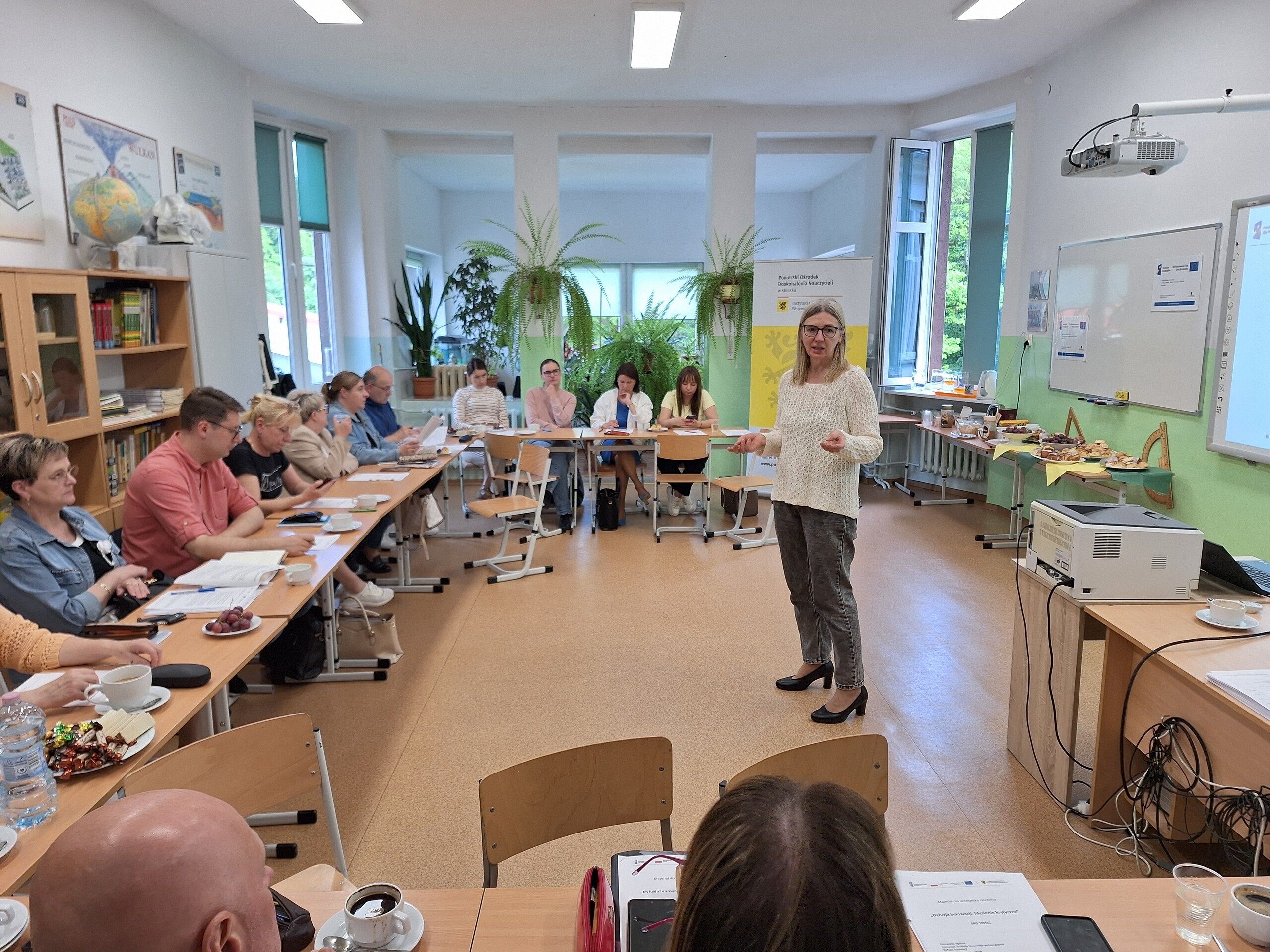 Szkolenia terenowe dla nauczycieli i dyrektorów szkół: Dyfuzja innowacji. Myślenie krytyczne.