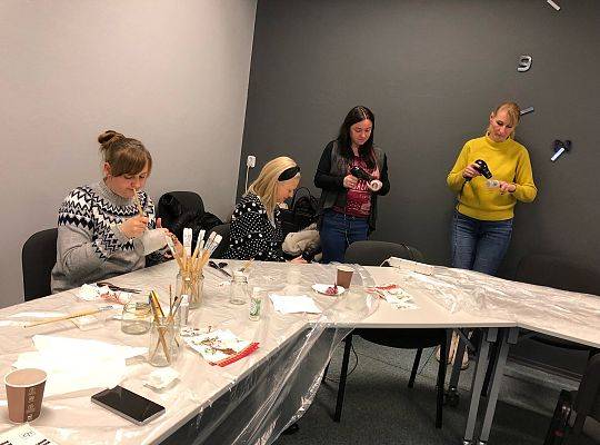 Warsztaty artystyczne – zimowe, szklane lampiony, bombki świąteczne