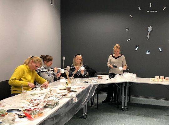 Warsztaty artystyczne – zimowe, szklane lampiony, bombki świąteczne