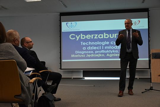 Po konferencji „Cyberzaburzenia i cyberuzależnienia. Zjawisko, uwarunkowania, profilaktyka”