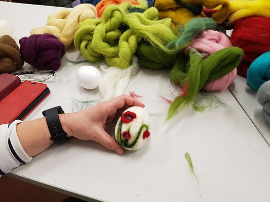 Pisanki wełną malowane