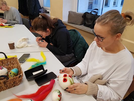 Pisanki wełną malowane