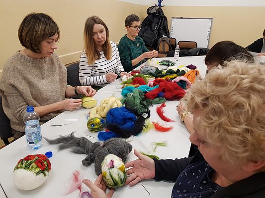 Pisanki wełną malowane