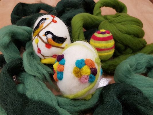 Pisanki wełną malowane