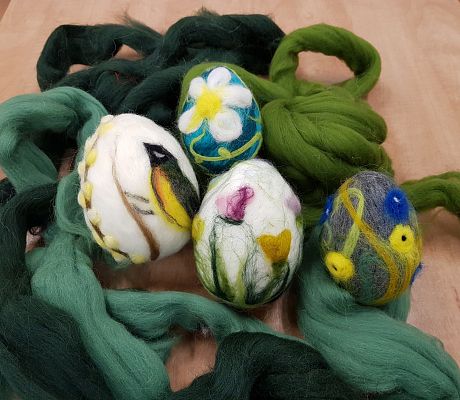 Pisanki wełną malowane