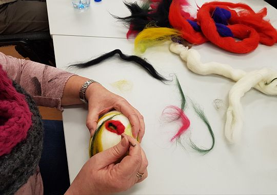 Pisanki wełną malowane