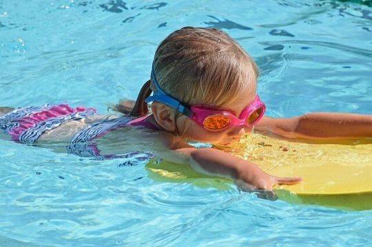Nauka pływania 5 latków - oswojenie dzieci z wodą,