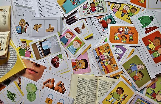 Odgrywanie ról i dialogów związanych z