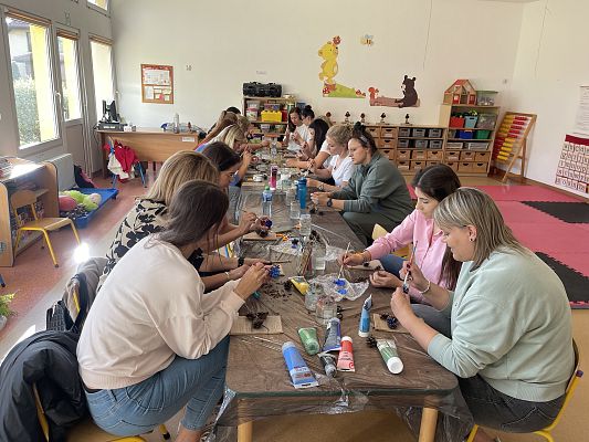 Kreatywne wykorzystanie materiałów naturalnych na zajęciach plastycznych z dziećmi