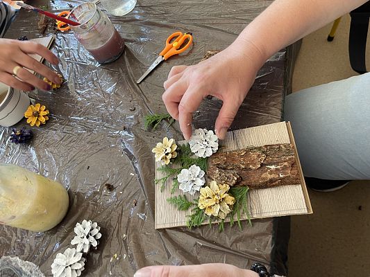 Kreatywne wykorzystanie materiałów naturalnych na zajęciach plastycznych z dziećmi